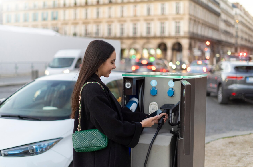 इलेक्ट्रिक वाहनों के बढ़ते उपयोग से ग्लोबल इंफ्रास्ट्रक्चर में आने वाले बड़े बदलाव: एक विस्तृत विश्लेषण